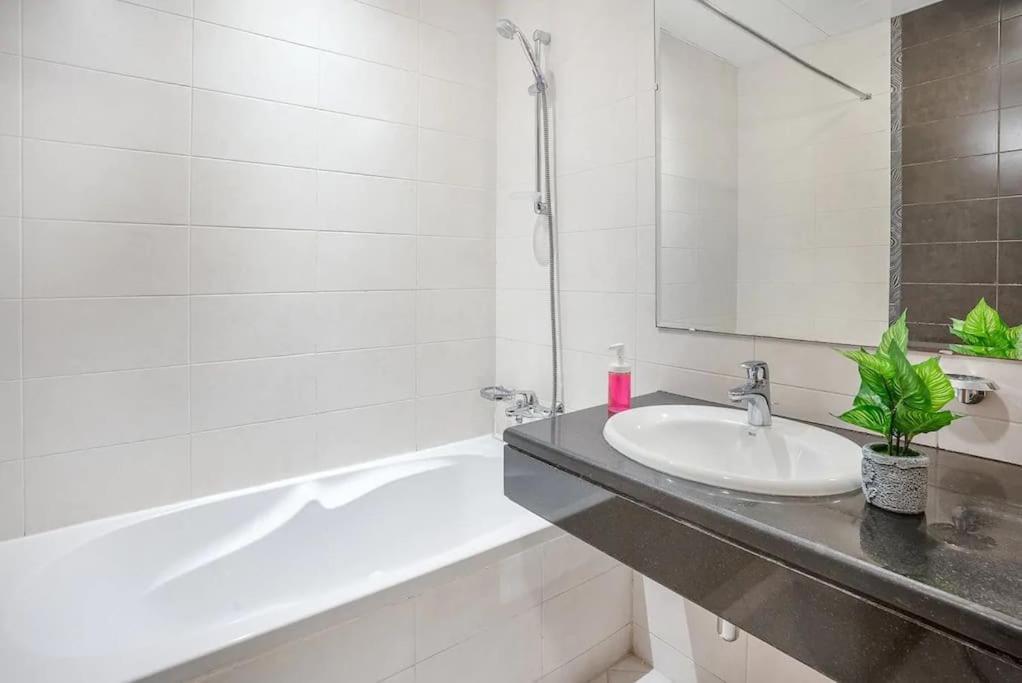 Appartamento Lovely 3 Bedroom Front *